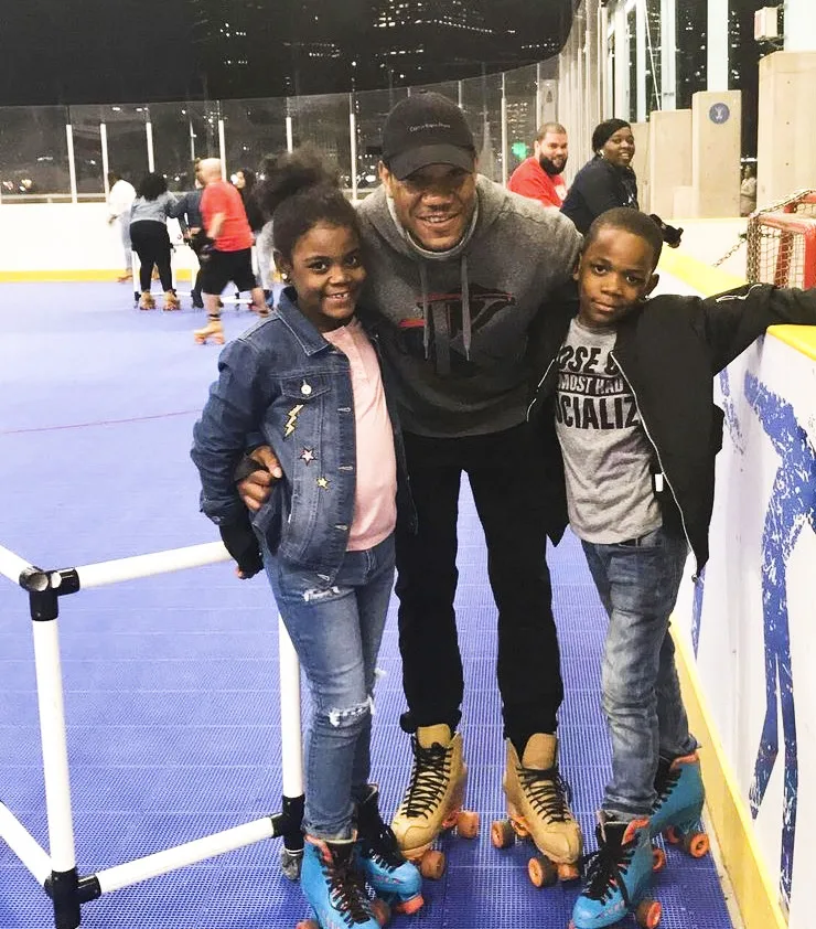 dad skating with his two kids